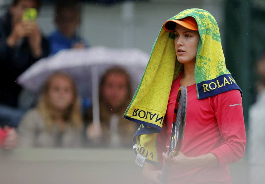 La canadese Eugenie Bouchard si ripara dalla pioggia (Reuters)
